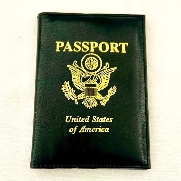 . Accessories - Passport Holder / Passport~United States Of America in Gold Embossing